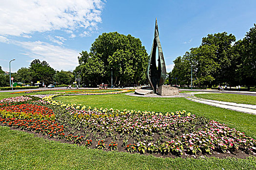 绿色公园用鲜花和塔在后台