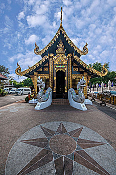 泰国清迈古城三王纪念碑广场边的寺院