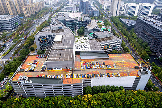 阿里巴巴集团杭州总部,楼顶上有个停车场