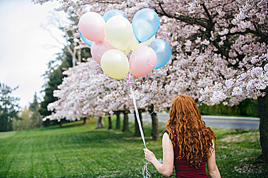 后视图,美女,长,波状,红发,束,气球,春天,公园