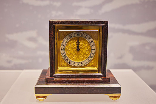 辽宁省大连博物馆馆藏文物,瑞士20世纪木座金属台钟