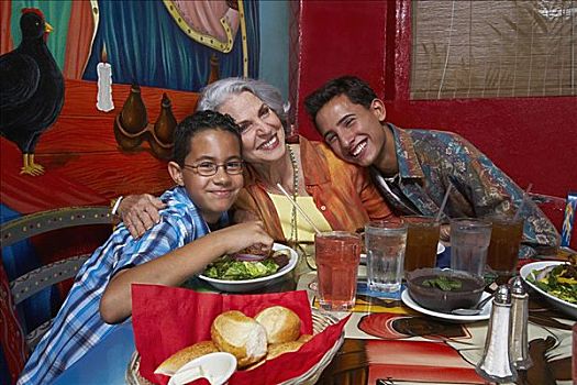 两个男孩,坐,祖母,餐馆