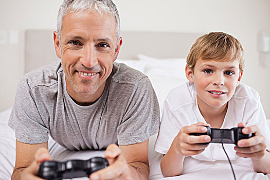 男孩,父亲,玩电玩