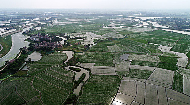 航拍雨后田园