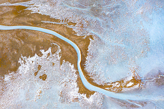航拍结冰的河流