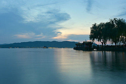 黄昏时分的杭州西湖