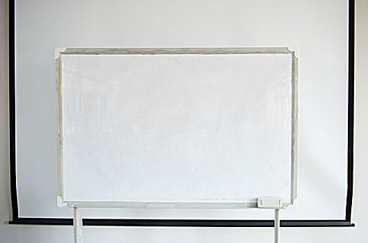 白色书写板,放映机,屏幕,教室