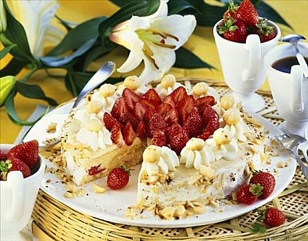 奶油乳酪蛋糕,草莓,澳洲坚果