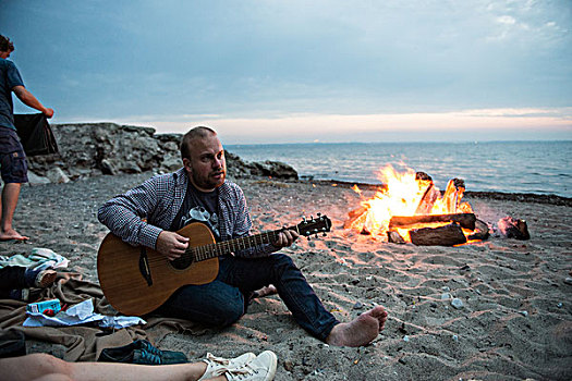 男人,演奏,吉他,营火,海滩