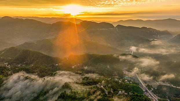 重庆酉阳,秋后山岚扮靓乡村