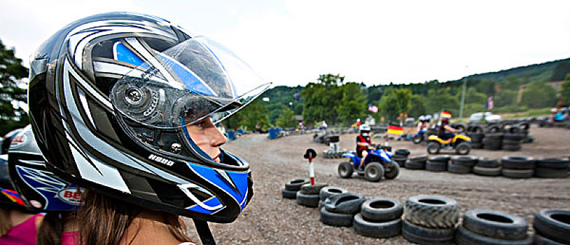 女孩,11岁,戴着,头盔,看,线组,孩子,骑,摩托车,黑森州,德国,欧洲