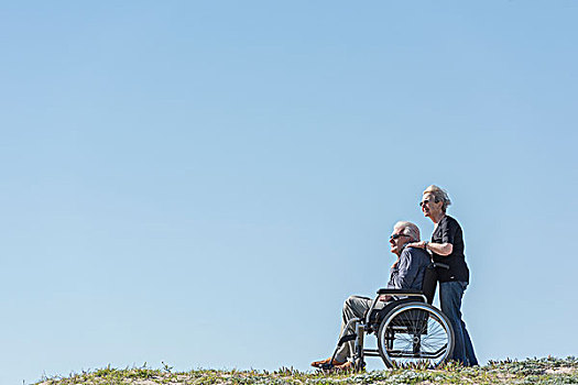 老年,女人,推,丈夫,轮椅,沙丘,干盐湖,光线,加利福尼亚,美国