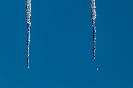 蓝天背景下冰柱自然特写