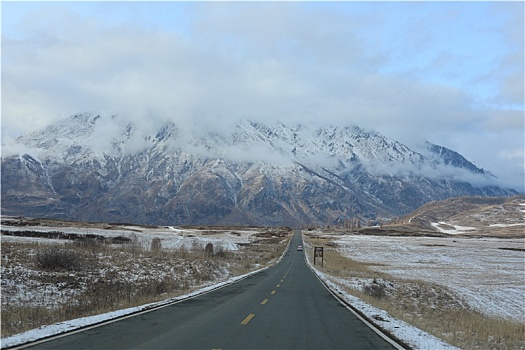 新疆阿勒泰地区山区路上野外风光冬季冬天公路冰天雪地