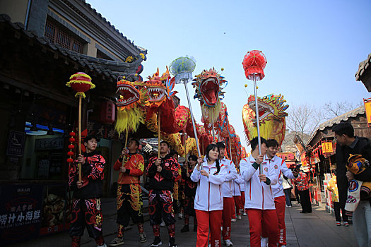 山东省日照市,二月二龙腾狮跃,旅游小镇人潮涌动