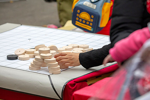 社区活动中心举办里民康乐活动,下棋比赛