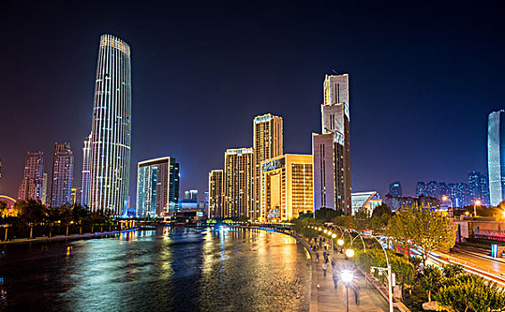 海河夜晚的摩天大樓