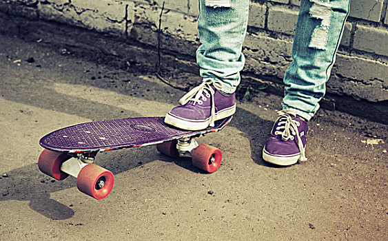 青少年,脚,牛仔裤,滑板,靠近,灰色,城市,砖墙,照相,复古,老,风格