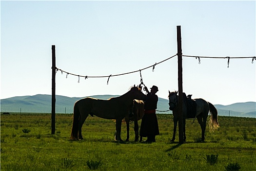 拴马的蒙古族牧民