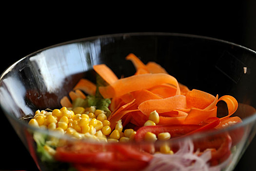 装在玻璃碗中的蔬菜沙拉