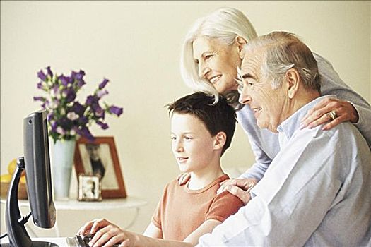 祖父母,孙子,用电脑