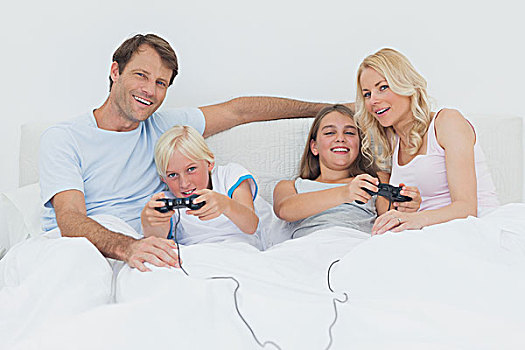 微笑,家庭,玩电玩,床上