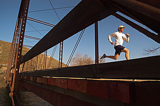 一个,男人,跑,木质,铁桥,靠近