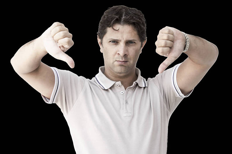 男人_展示_大拇指_一个_倒竖拇指_黑色背景_分歧_坏_杀_概念_高清图片