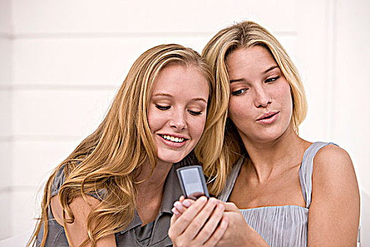 两个女人,读,信息,手机
