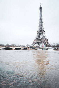 法国巴黎埃菲尔铁塔塞纳河涨水