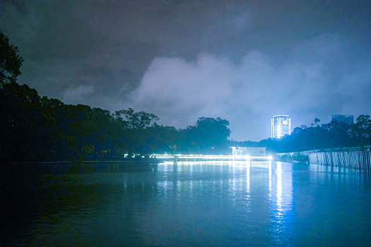 羊城广州清明大雨中的天河公园夜景
