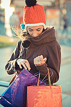 中年,女人,戴着,红色,绒球,帽子,寻找,购物袋