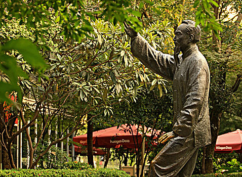 中国打太极拳的老人雕塑