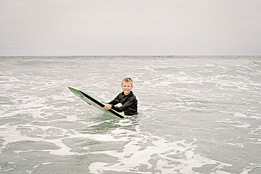 金发,男孩,趴板冲浪,海洋