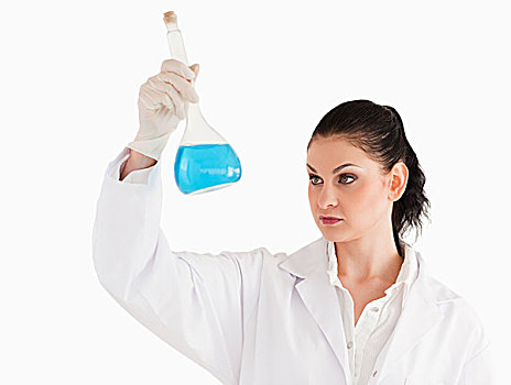 深色头发,女性,科学家,看,长颈瓶