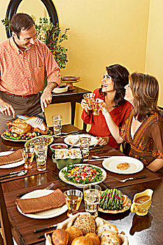 男人,切割,火鸡,感恩节,桌子,女人,吐司,玻璃杯,白葡萄酒