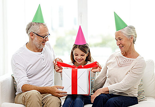 家庭,休假,人,概念,微笑,爷爷,孙女,祖母,派对帽,礼盒,在家