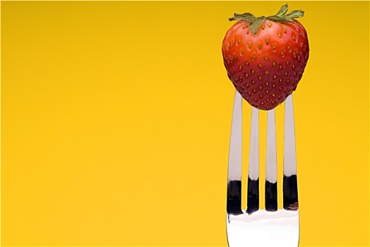 草莓,叉子,黄色背景