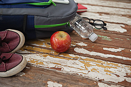 水瓶,苹果,鞋,眼镜,木质背景