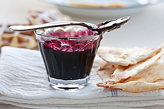 蓝莓酱,玻璃碗,勺子