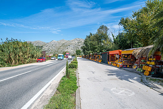 克罗地亚沿海公路和农村路边的市场