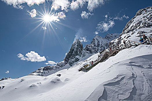 2015年冬季云南省丽江市玉龙雪山和太阳的星芒