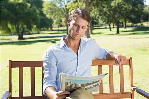 英俊,男人,坐,公园长椅,读报