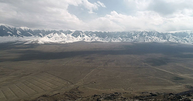 新疆巴里坤,谷雨雪后天山美