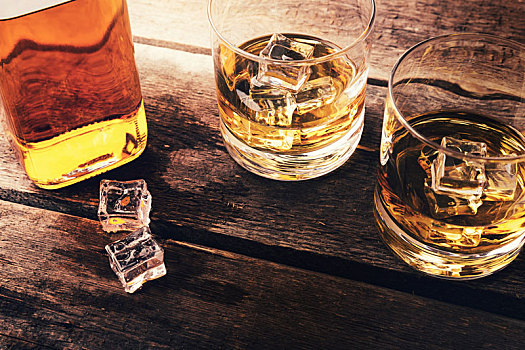 威士忌,瓶子,玻璃杯,冰,暗色,木桌子