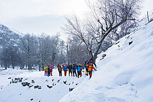 冬天雪地徒步健身