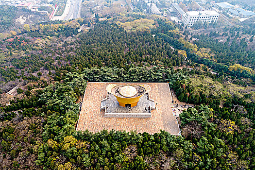 河北邯郸,世界最大元宝3层楼高元宝亭,入选第三届中国十大丑陋建筑