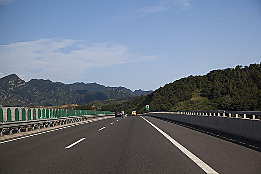 平坦干净的高速公路