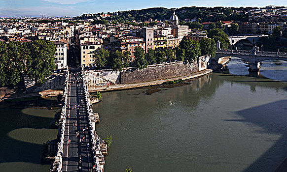 从意大利罗马圣天使城堡露台上俯瞰横跨台伯河的圣天使桥