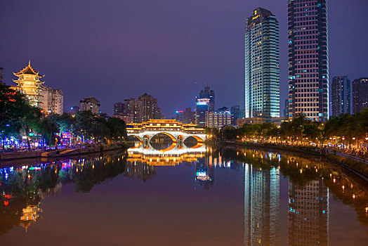 在夜晚的成都市锦江安顺桥和两岸景观